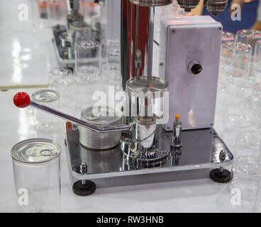 Anello manuale può tirare e tappo di plastica macchina di sigillatura Foto Stock