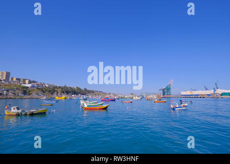 Bella vista del porto di San Antonio e la città, Valparaiso, Cile Foto Stock