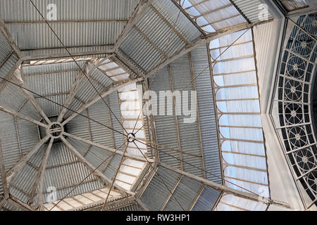 Il structue metallico tetto nella vecchia sala storica del Mercato di San Telmo, Buenos Aires, Argentina Foto Stock