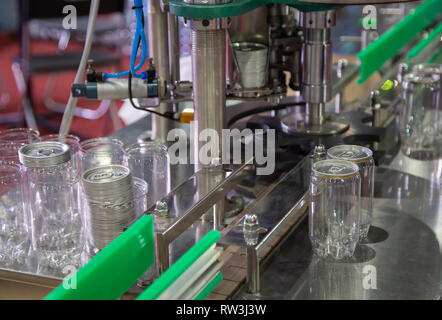 Linea di produzione automatica di anello di trazione può macchina di sigillatura Foto Stock