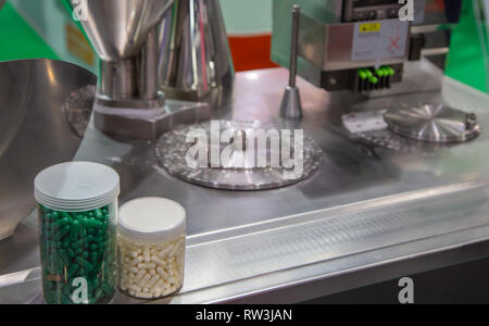 Capsula pillole farmaceutiche il conteggio e la macchina di riempimento Foto Stock