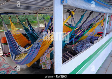 Amache sul ponte passeggeri su bovini pontoon barca sul Rio Paraguay river, Corumba, Pantanal, Mato Grosso, Brasile Foto Stock