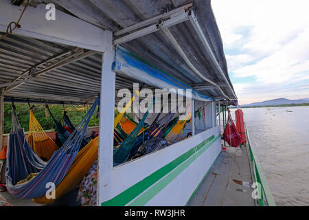 Amache sul ponte passeggeri su bovini pontoon barca sul Rio Paraguay river, Corumba, Pantanal, Mato Grosso, Brasile Foto Stock