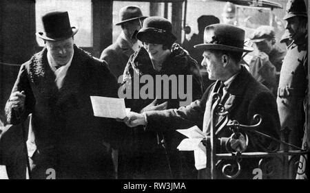 Winston Churchill in piedi come candidato indipendente per la divisione Abbazia di Westminster al di elezione nel marzo 1924 Foto Stock