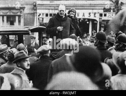 Winston Churchill e di sua moglie la campagna durante la Epping campagna elettorale. Ottobre 1924 Foto Stock