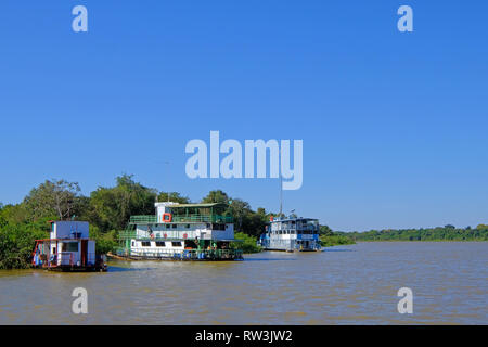 Case galleggianti sul greto del fiume presso il porto di Porto Jofre, Pantanal, Mato Grosso do Sul, Brasile Foto Stock