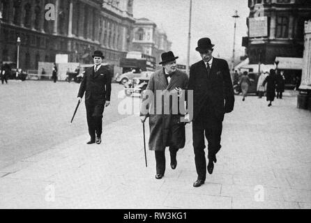 Winston Churchill e il signore Halifax passeggiate a Whitehall. Il 29 marzo 1938 Foto Stock