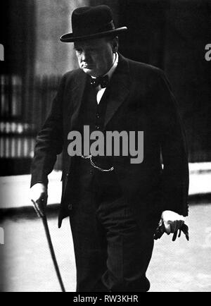 Winston Churchill lasciando Downing Street il 10 settembre 1938 durante la crisi ceca. Foto Stock