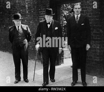 Winston Churchill, Sir Kingsley Wood e Anthony Eden dopo la riunione del Gabinetto del 10 maggio 1940 Foto Stock