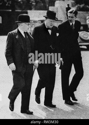 Winston Churchill, Sir Kingsley Wood e Anthony Eden dopo la riunione del Gabinetto del 10 maggio 1940 Foto Stock