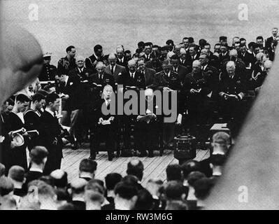 Winston Churchill a bordo della HMS Prince of Wales per il servizio divino con il presidente Roosevelt. Terranova, Agosto 1941 Foto Stock