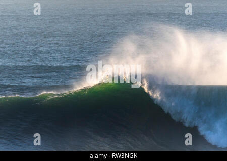 Il Cribbar una grande onda rompere al largo della costa di Newquay Cornwall. Foto Stock