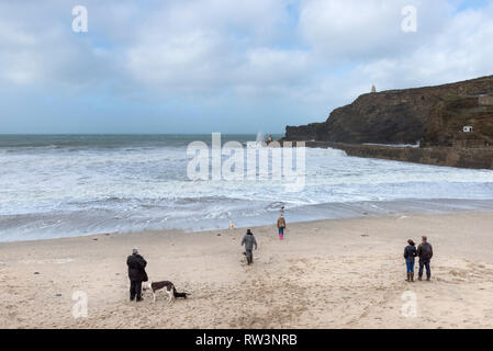 Dog walkers sulla spiaggia a Portreath in Cornovaglia. Foto Stock