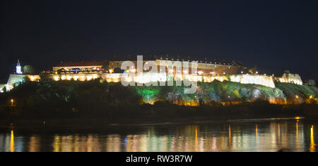 Vista notturna sulla Fortezza Petrovaradin, Novi Sad Foto Stock