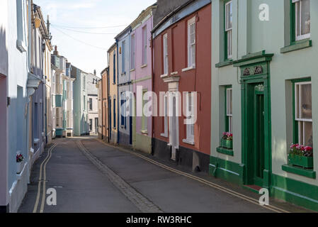 Appledore, North Devon, Inghilterra, Regno Unito. Febbraio 2019. Strada molto stretta di case a schiera in questa famosa località Devonshire town in inverno Foto Stock