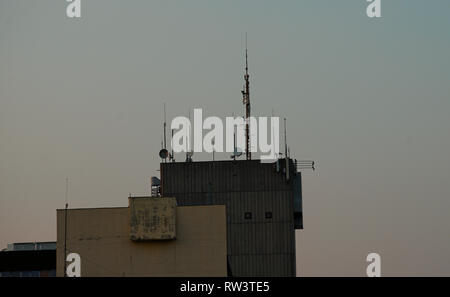 Varie antenne sulla parte superiore di un edificio Foto Stock