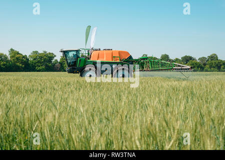 Irroratrice semovente l'applicazione di pesticidi Foto Stock