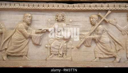 Dodici Apostoli' sarcofago. 5. secolo. Gesù, Paolo e Pietro. Dettaglio. Sant'Apollinare in Classe. Ravenna. L'Italia. Foto Stock