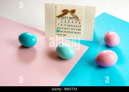 Felice Pasqua Aprile 2019 Calendario colorate con le uova di pasqua in una e blocchi colorati in attesa del concetto di pasqua Foto Stock