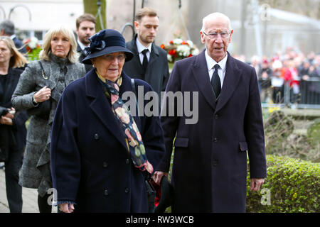 Sir Bobby Charlton e la moglie di norma la sfera di arrivare al servizio funebre per Gordon banche a Stoke Minster. Foto Stock