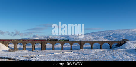 Treni a vapore a doppia testata, 61306 Mayflower e 35018 British India Line sulla ferrovia Settle Carlisle, a Garsdale Head in inverno. North Yorkshire Foto Stock