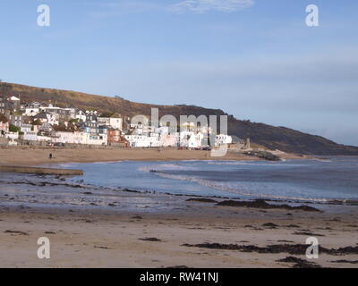 Vista da cob attraverso Lyme Regis beach Foto Stock