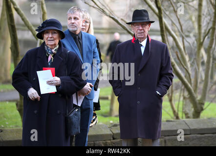 Sir Bobby Charlton (destra) e moglie di norma la sfera durante il servizio funebre per Gordon banche a Stoke Minster. Foto Stock