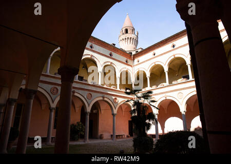 Il cortile interno con la caratteristica torre. Il castello di Rivalta, Emilia Romagna, Italia. Foto Stock