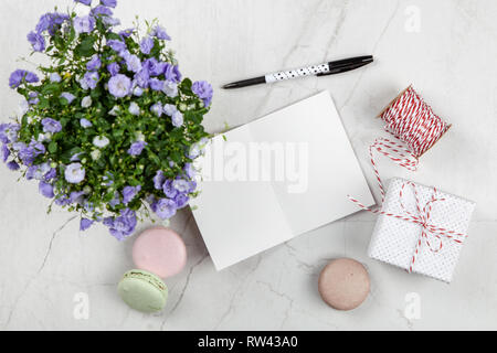 La scrittura di una cartolina su marmo bianco tabella Foto Stock