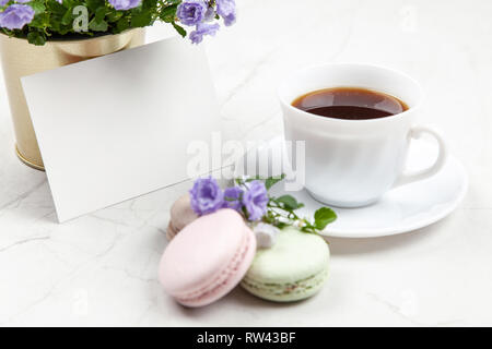 La scrittura di una cartolina su marmo bianco tabella Foto Stock