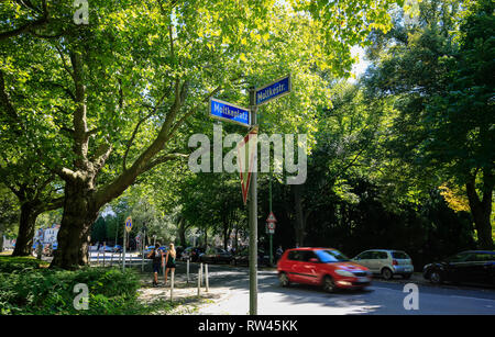 Essen, Renania settentrionale-Vestfalia, la zona della Ruhr, Germania, qui una scena di strada nel quartiere di Moltke, all'angolo Moltkestrasse e Moltkeplatz, photographe Foto Stock