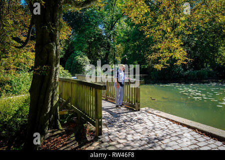 Essen, Renania settentrionale-Vestfalia, la zona della Ruhr, Germania, qui un senior in Schlosspark Borbeck, fotografato in occasione dell'Essen 2017 capi di colore verde Foto Stock