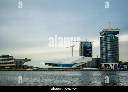 Amsterdam, Paesi Bassi - 26 agosto 2018: Cityscape di Amsterdam diversi stili di edifici Foto Stock