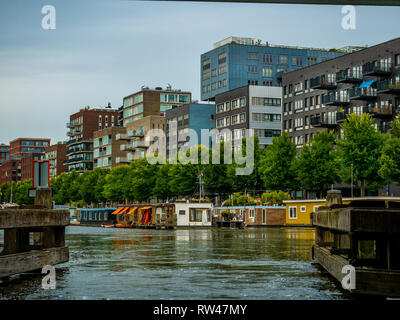 Amsterdam, Paesi Bassi - 26 agosto 2018: Cityscape di Amsterdam con Canal, boat e case olandesi tradizionali Foto Stock