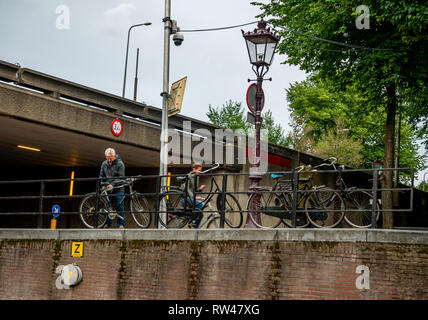 Amsterdam, Paesi Bassi - 26 agosto 2018: Cityscape di Amsterdam con Canal, bridge e biciclette Foto Stock