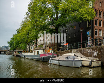 Amsterdam, Paesi Bassi - 26 agosto 2018: Cityscape di Amsterdam con Canal, boat e case olandesi tradizionali Foto Stock