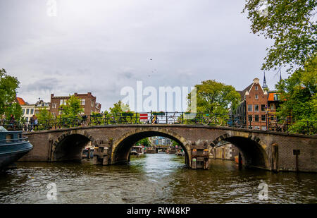 Amsterdam, Paesi Bassi - 26 agosto 2018: Cityscape di Amsterdam con Canal, bridge e biciclette Foto Stock