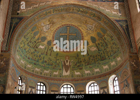 L'Italia. Ravenna. Basilica di Sant'Apollinare in Classe. Di stile bizantino. 6 CE. Abside con mosaici. Foto Stock