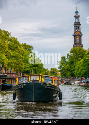 Amsterdam, Paesi Bassi - 26 agosto 2018: Cityscape di Amsterdam con Canal, boat e case olandesi tradizionali Foto Stock