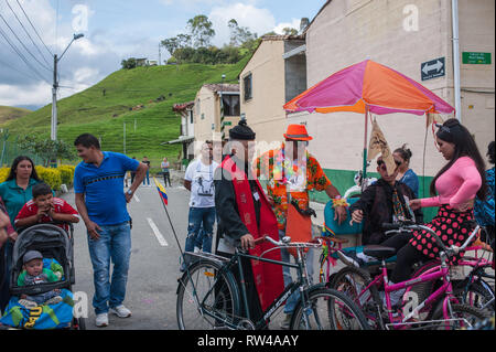 Donmatias, Antioquia. Colombia: storico biciclette parade. Estadio Bicentenario. Foto Stock