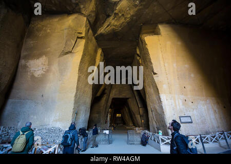 Napoli (Italia) - Le Fontanelle cimitero è un ossario, un ossario situato in una grotta nel tufo della collina di Materdei sezione della città Foto Stock