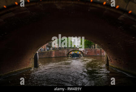 Amsterdam, Paesi Bassi - 26 agosto 2018: Cityscape di Amsterdam con Canal, boat e ponte tradizionale Foto Stock