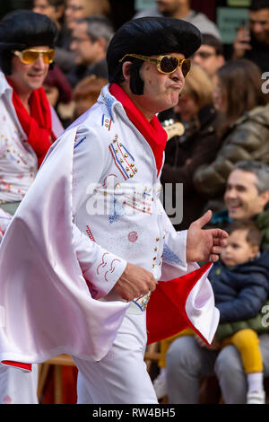 Carnevale tradizionale in una cittadina spagnola Palamos in Catalogna. Molte persone in costume e interessante per il make-up. 03. 01. 2019 Spagna Foto Stock