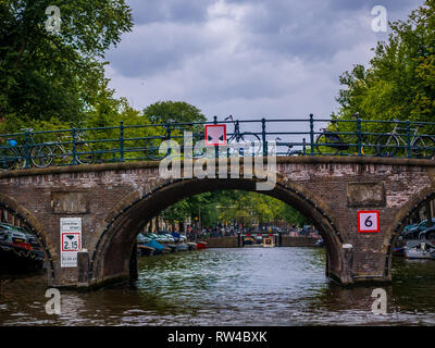 Amsterdam, Paesi Bassi - 26 agosto 2018: Cityscape di Amsterdam con Canal, bridge e biciclette Foto Stock