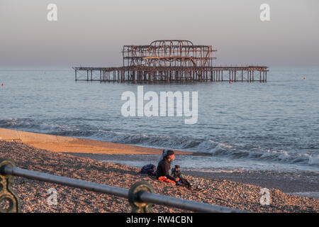 I resti del vecchio molo di Brighton - Brighton, Regno Unito - 27 febbraio 2019 Foto Stock