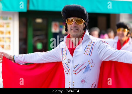 Carnevale tradizionale in una cittadina spagnola Palamos in Catalogna. Molte persone in costume e interessante per il make-up. 03. 01. 2019 Spagna Foto Stock