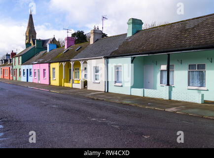 Fila di multi case colorate ballineen West Cork in Irlanda Foto Stock