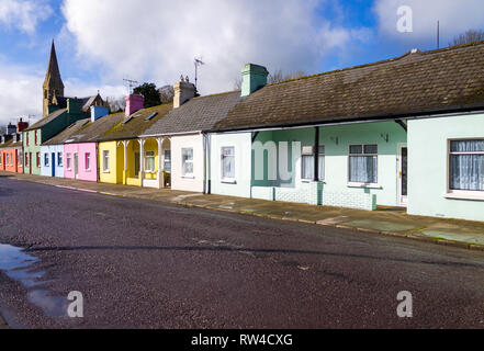 Fila di multi case colorate ballineen West Cork in Irlanda Foto Stock