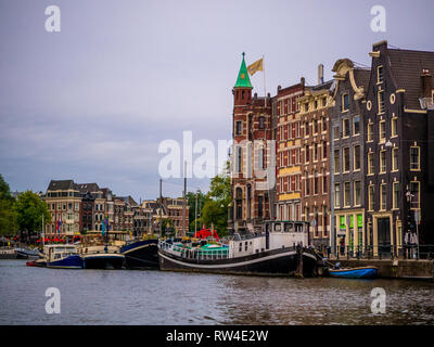 Amsterdam, Paesi Bassi - 26 agosto 2018: Cityscape di Amsterdam con Canal, boat e case olandesi tradizionali Foto Stock