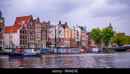 Amsterdam, Paesi Bassi - 26 agosto 2018: Cityscape di Amsterdam con Canal, boat e case olandesi tradizionali Foto Stock